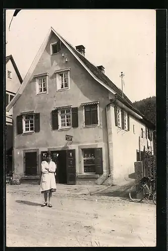 Foto-AK Calw, Laden Nr. 1 des Spar- & Consumvereins, davor die hübsche Verkäuferin