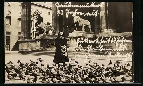 AK Münchner Taubenmutterl mit ihren Tauben