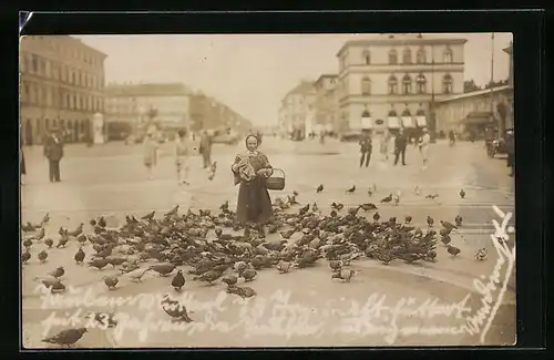 AK Taubenmutterl inmitten ihrer Tauben