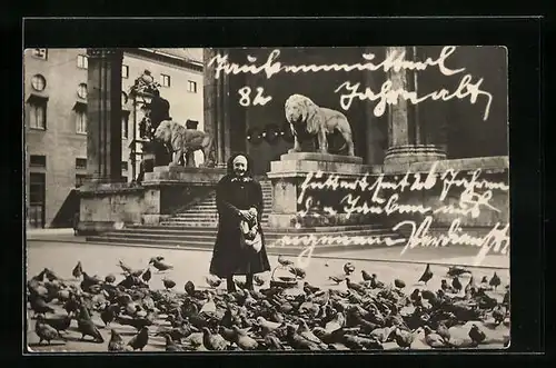 AK Münchener Taubenmutterl mit Tauben