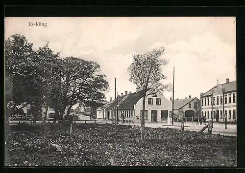 AK Bodding, Strassenpartie mit Hotel