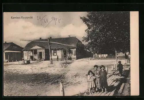 AK Kamien-Koszyrski, Ortspartie mit Brunnen