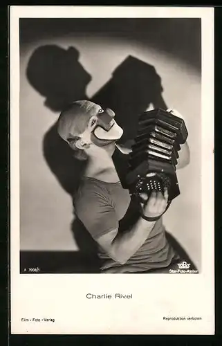 AK Clown Charlie Rivel mit Ziehharmonika