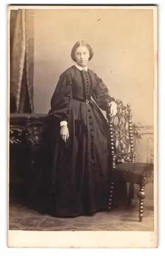 Fotografie C. T. Newcombe, London, 135. Fenchurch Street, Junge Dame im weiten Kleid