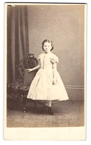 Fotografie W. Howie, Southport, 101. Lord Street, Kleines Mädel mit bösem Blick im karierten Kleid