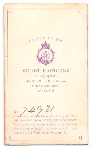 Fotografie Stuart Brothers, London, 47. Brompton Road, Herr im edlen Kostüm mit Halbglatze