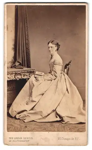 Fotografie S. Prout Newcombe, London, 52. Cheapside, Junge Dame im hellen Kleid mit Reifrock