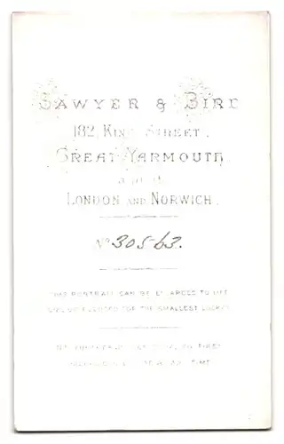 Fotografie Sawyer & Bird, Great Yarmouth, 182. King Street, Gestandene Dame mit prunkvollen Ohrringen