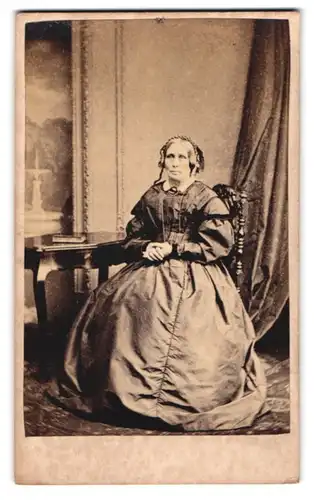 Fotografie H. J. Whitlock, Birmingham, 11. Newstreet, Alte Dame im weiten Kleid mit Kopfbedeckung
