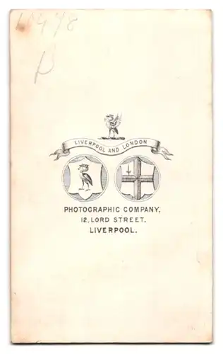 Fotografie Photographic Company, Liverpool, 12. Lord Street, Junge Schönheit im edlen Kleid mit Reifrock