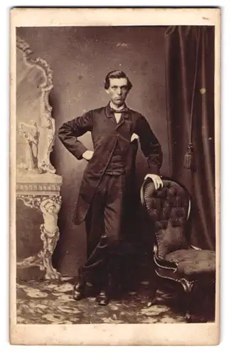 Fotografie G. Peverelli, Liverpool, 84. Lord Street, Junger Gentleman mit grübelndem Gesichtsausdruck