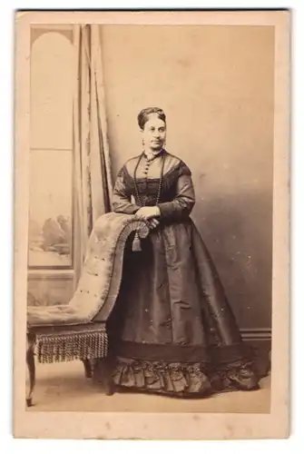Fotografie Charles Hoole, Sheffield, 501. Hanover Street, Dame im hochgeschlossenem Kleid mit Brosche u. Perlenhalskette