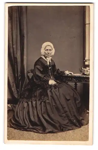 Fotografie Mr. F. Joubert, Baywater W. 36. Porchester Terrace, Gestandene Frau mit weisser Fellmütze und Biedermeierkleid