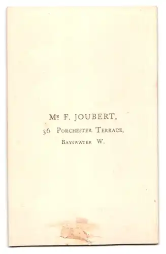 Fotografie Mr. F. Joubert, Baywater W. 36. Porchester Terrace, Gestandene Frau mit weisser Fellmütze und Biedermeierkleid