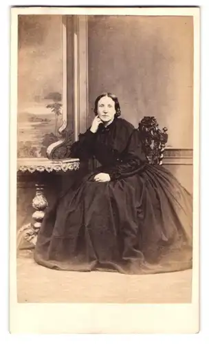 Fotografie J. Ashley, Retford, Dame mittleren Alters im schwarzen Kleid mit Reifrock