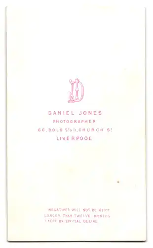 Fotografie Dan Jones, Liverpool, 66. Bold Street, gestandene Dame im übergrossen Kleid und Blumengesteck im Haar