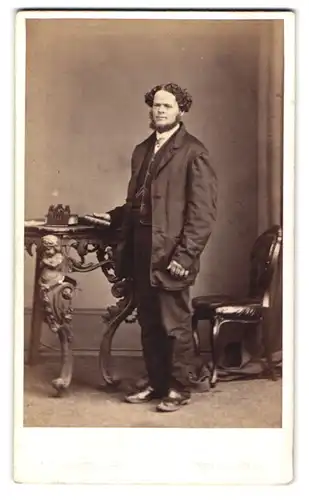 Fotografie T. H. Larmuth, Tunbridge Wells, High Street, Herr mit gelocktem Haar und übergrosser Anzugsjacke