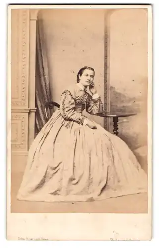 Fotografie John Burton & Sons, Leicister, Junge Dame im übergrossen Biedermeierkleid