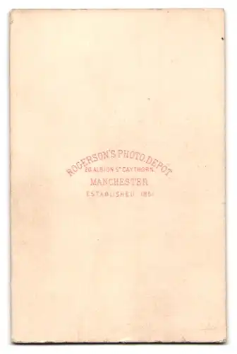 Fotografie Rogerson`s Photo Depot, Manchester, 20. Albion St. Gaythorn, Kleines Mädel im samtenen Reifrockkleid