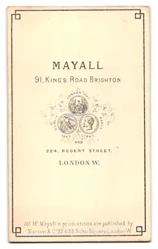 Fotografie Mayall, London, 91. King`s Road Brighton, Gestandener Herr mit krausem Vollbart im edlen Anzug