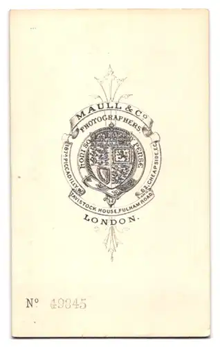 Fotografie Maull & Co., London, 62. Cheapside, Junger Herr im edlen Kostüm mit Zylinder