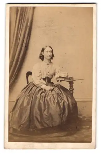 Fotografie Fred. C. Jones, London, 146. Oxford Street, Junge Dame mit sympathischem Lächeln im eleganten Kleid