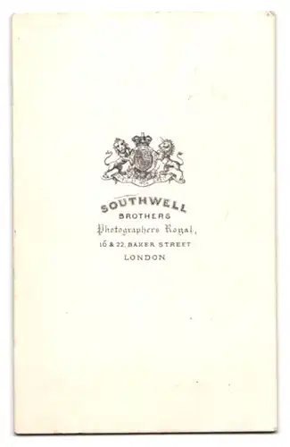 Fotografie Southwell Brothers, London, 16 & 22. Baker Street, Junge Schönheit mit Hochsteckfrisur im edlen Kleid