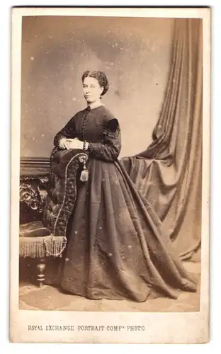 Fotografie J. C. Leake, London, 9. Cornhill, Frau mit gelockter Hochsteckfrisur im hoch verschlossenen Kleid
