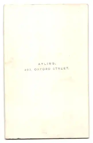 Fotografie Ayling, London, 493. Oxford Street, Gestandener Gentleman mit Gehstock und Zylinder