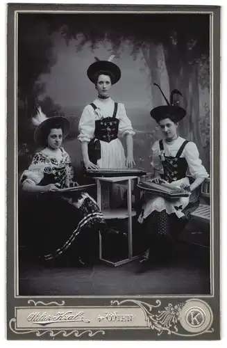 Fotografie Atelier Kral, Wien, Portrait drei Damen mit ihren Zithern in Trachtenkleidern posieren im Atelier