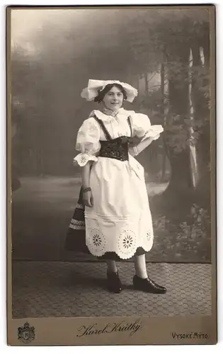 Fotografie Karel Kratky, Vysoke Myto, junge Tschechin im Trachtenkleid vor einer Studiokulisse