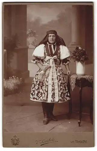 Fotografie V. Barton, Uherské Hradiste, Tschechin im Trachtenkleid mit Kopftuch