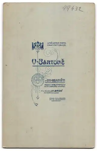 Fotografie V. Barton, Uherské Hradiste, Tschechin im Trachtenkleid mit Kopftuch