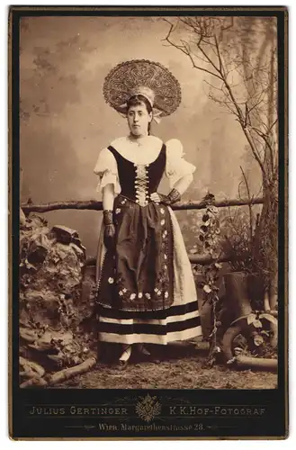 Fotografie Julius Gertinger, Wien, Portrait junge Dame Emilie im Trachtenkleid mit Handschuhen und Hut