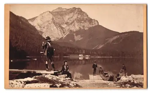 Fotografie J. Oesendorfer, Ebensee am Traunsee, Ansicht Ebensse, Wanderer rasten Am Lanbathsee, 1873