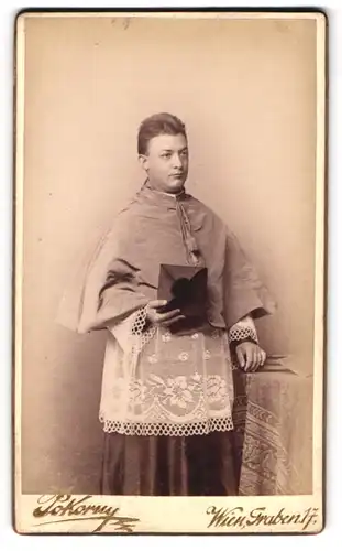 Fotografie Pokorny, Wien, Graben 17, Portrait junger Küster im liturgischen Gewand