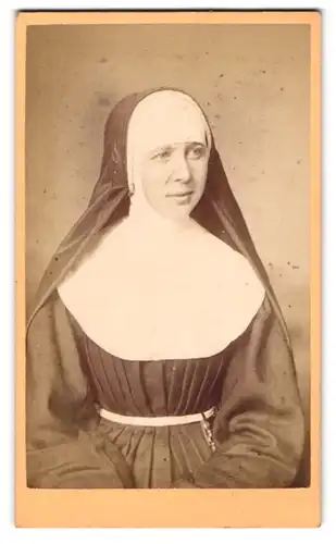 Fotografie G. Hastinger, St. Pölten, Portrait junge Nonne im Habit