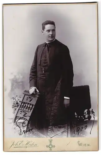 Fotografie Joh. E. Hahn, Wien, Pfarrer im Talar mit Fliege, 1900