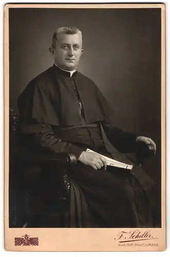 Fotografie F. Schiller, Wien, Portrait älterer Pastor im Talar, 1928