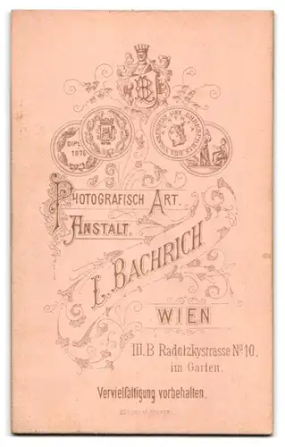 Fotografie L. Bachrich, Wien, Portrait junger Pastor im Talar mit Bibel und Collar