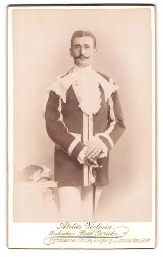 Fotografie Atelier Victoria, Berlin, Portrait C. v. Mentz als höfischer Kammerdiener in Uniform mit Säbel, 1902