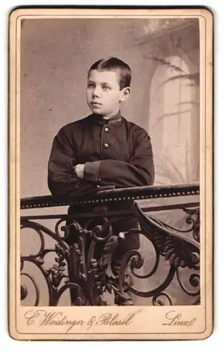Fotografie C. Weidinger & Blasel, Linz, Portrait Knabe Rudolf von Costa Rohsetti als K.u.K Kadett in Uniform, 1890