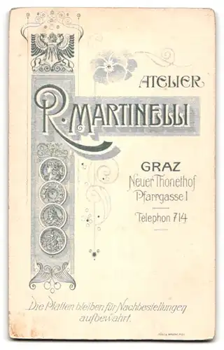 Fotografie R. Martinelli, Graz, junger Knabe als K.u.K. Kadett in Uniform mit Bajonett und Portepee