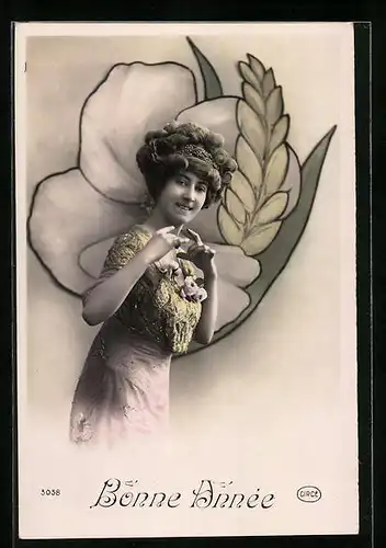 AK Frau vor Blume mit bestimmter Gestik