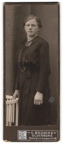 Fotografie C. Brüning, Oldenburg, Donnerschweerstr. 18, Frau mit Hochsteckfrisur und langer Kette