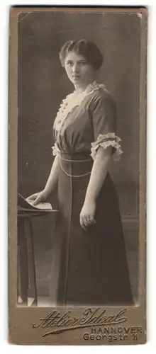 Fotografie Atelier Ideal, Hannover, Georgstr. 11, junge Frau im dunklen Kleid mit weissen Rüschen