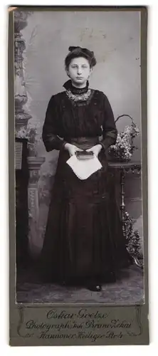 Fotografie Oskar Goetze, Hannover, Heiliger Str. 4, junge Frau mit ernstem Blick und Buch in der Hand