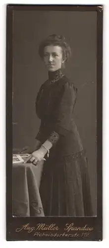 Fotografie Aug. Müller, Spandau, Pichelsdorferstr. 112, junge Frau mit schwarzem Kleid und Armband