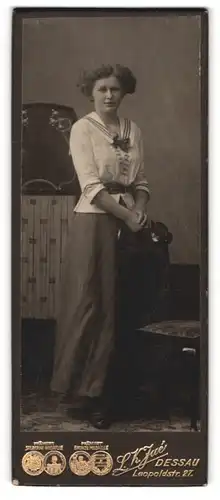 Fotografie L. K. Jue, Dessau Leopoldstr. 27, stehende Frau mit weisser Bluse und langem Rock