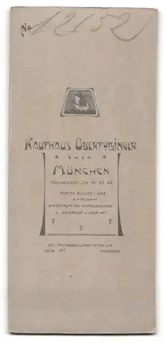 Fotografie Atelier Oberpollinger, München, Neuhauser Str. 44-46, junge Frau mit Hut und Zeitung